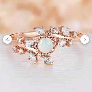 Stunning engagement ring / wedding ring, sure to impress.